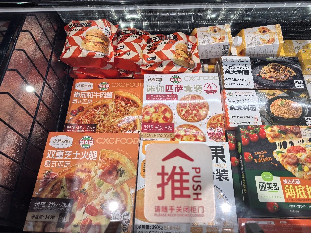 自有品牌、頭部廠牌、特色品牌……超市冰柜上演新戰事，誰在進擊？誰在退守？